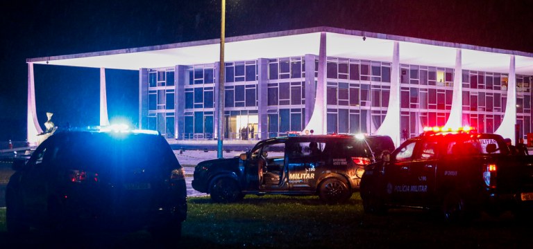 Viaturas policiais em frente ao Supremo Tribunal Federal