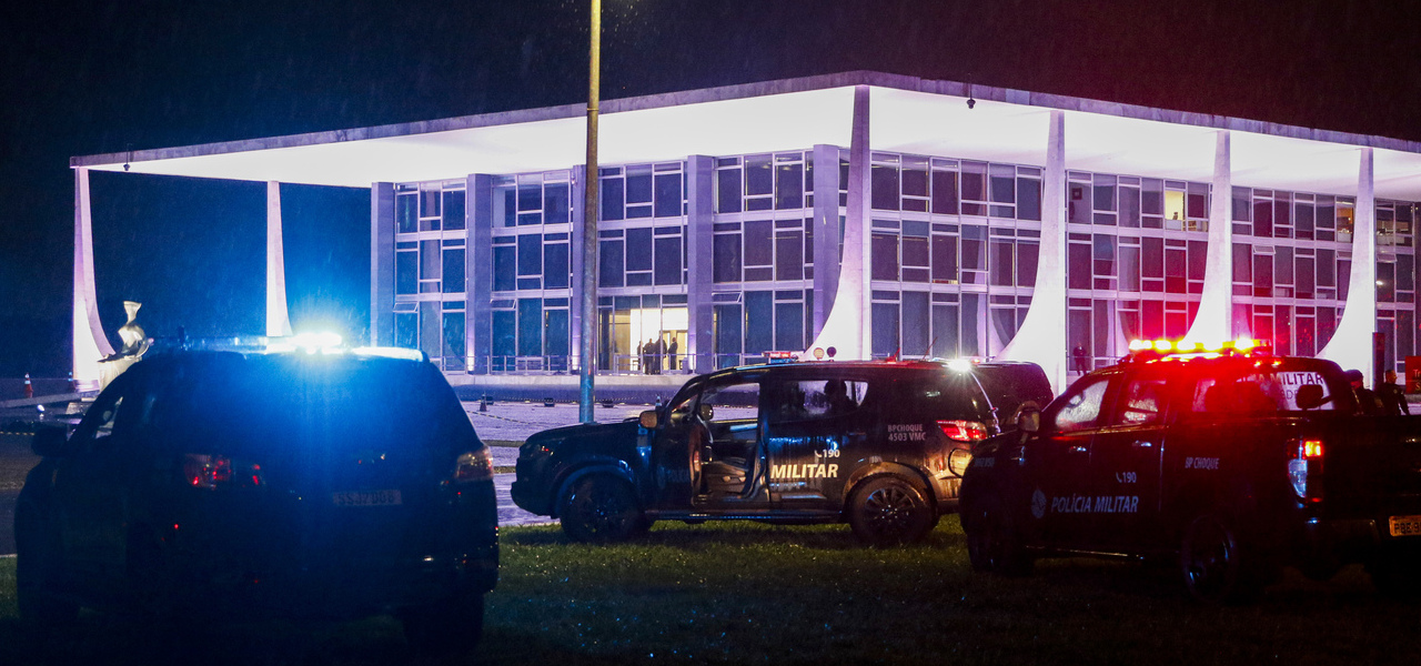 Viaturas policiais em frente ao Supremo Tribunal Federal