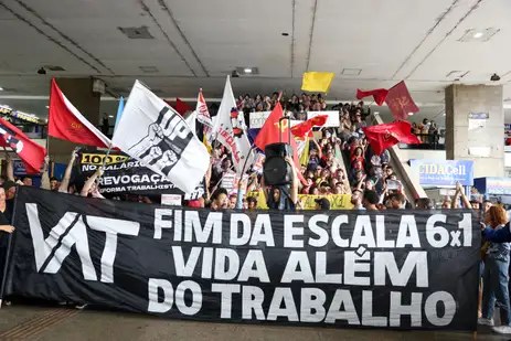 Brasília (DF), 15/11/2024 - Ato em defesa do fim da jornada 6x1, na Rodoviária do Plano Piloto