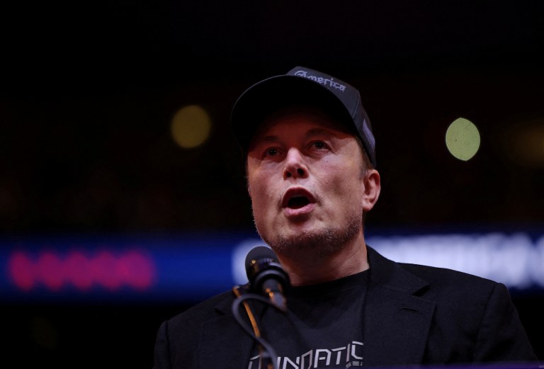 Bilionário proprietário do X Elon Musk durante comício de Donald Trump, em Nova York, EUA, 27/10/2024
