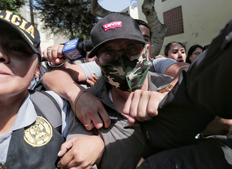 Policiais escoltam Nicanor Boluarte, irmão da presidente do Peru, Dina Boluarte, durante detenção ocorrida em maio de 2024, em Lima
10/05/2024
REUTERS/Gerardo Marin