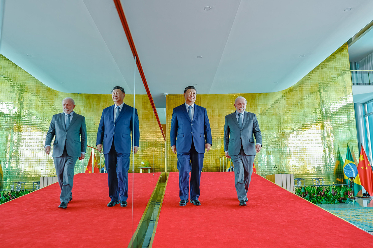 Xi Jinping (à esq.) e Lula