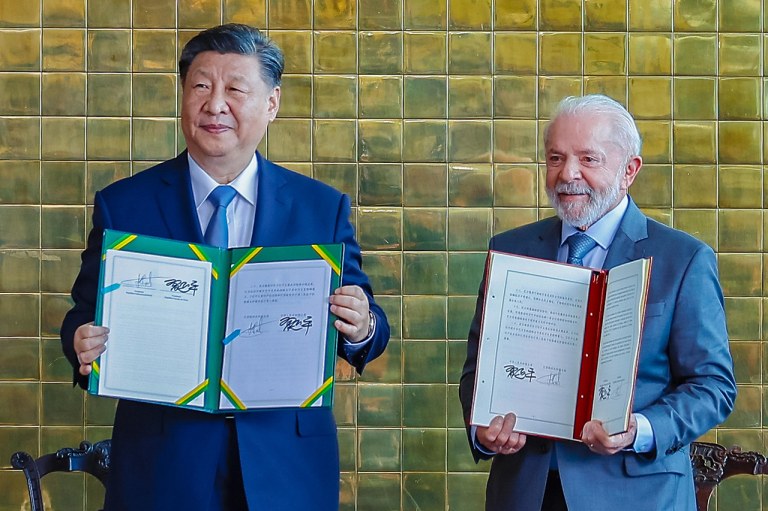 Xi Jinping (à esq.) e Lula