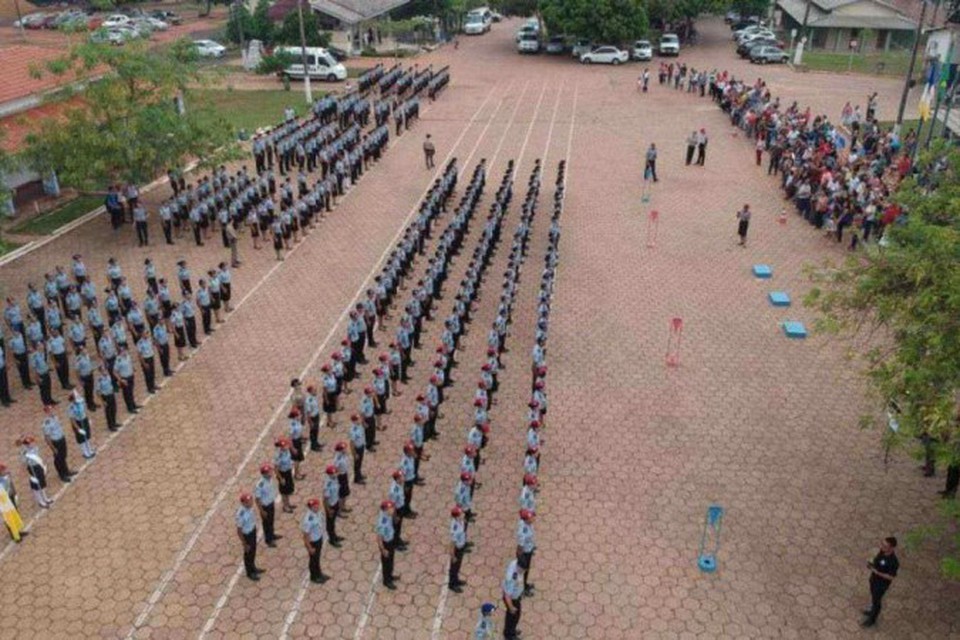 Governador do Tocantins afasta diretor de escola militar após alunos cantarem hino de apologia à violência