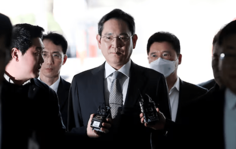 O presidente da Samsung Electronics, Jay Y. Lee, chega a um tribunal em Seul, Coreia do Sul, em 25 de novembro de 2024