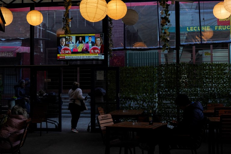 TV em restaurante em Bucareste mostra notícias sobre a eleição presidencial
25/11/2024