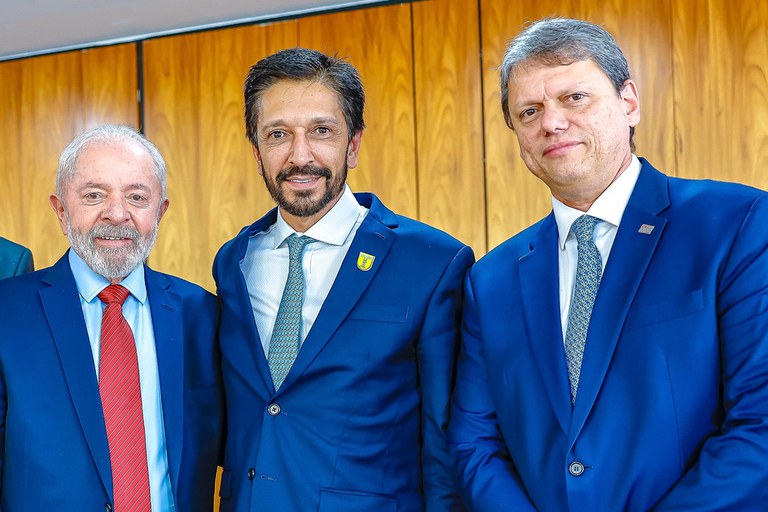 O presidente Lula ao lado do prefeito Ricardo Nunes e do governador Tarcísio de Freitas: pacto federativo em prol da população