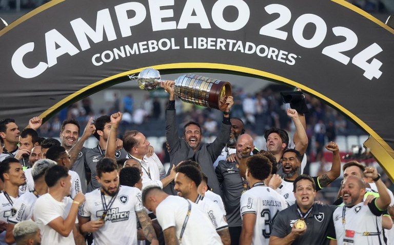 Técnico Artur Jorge levantando a taça de campeão da Copa Libertadores