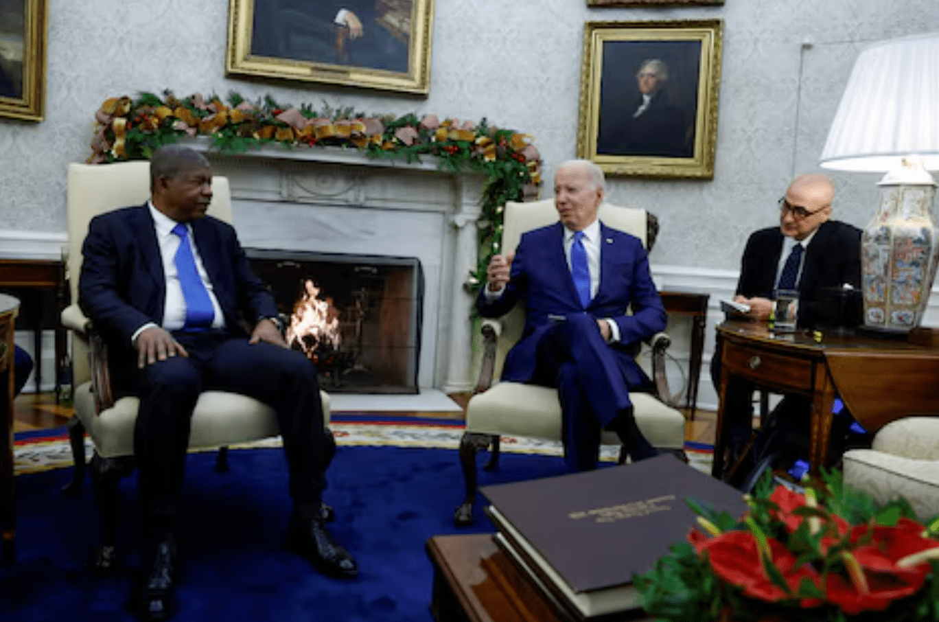 O presidente dos EUA, Joe Biden, reúne-se com o presidente de Angola, João Manuel Gonçalves Lourenço, no Salão Oval da Casa Branca, em Washington, EUA, em 30 de novembro de 2023.
