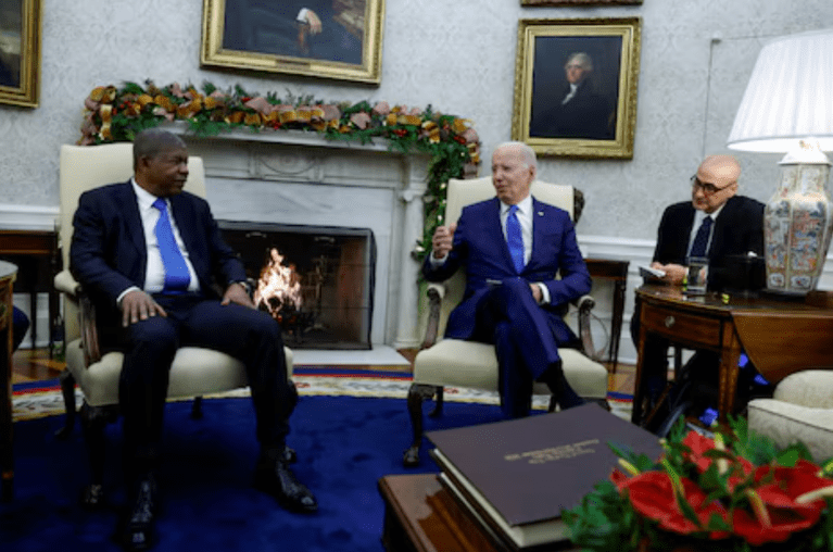 O presidente dos EUA, Joe Biden, reúne-se com o presidente de Angola, João Manuel Gonçalves Lourenço, no Salão Oval da Casa Branca, em Washington, EUA, em 30 de novembro de 2023.