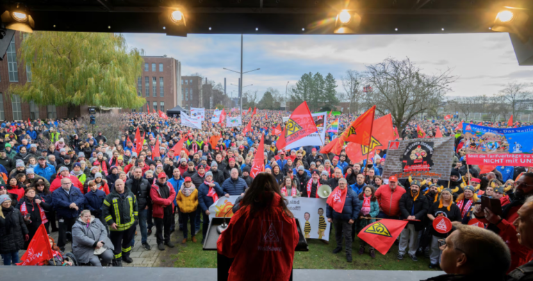 Daniela Cavallo, presidente do conselho de trabalhadores geral e de grupo da Volkswagen AG, fala a vários milhares de trabalhadores da maior montadora de automóveis da Europa, Volkswagen AG, durante protestos contra aumento de salários na principal fábrica da VW em Wolfsburg, Alemanha, 2 de dezembro, 2024