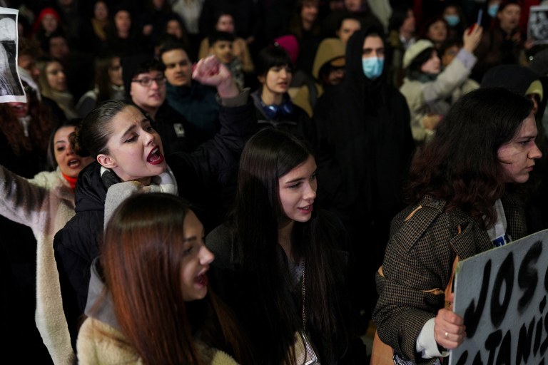 Protesto contra candidato romeno Calin Georgescu em Bucareste, 25/11/2024