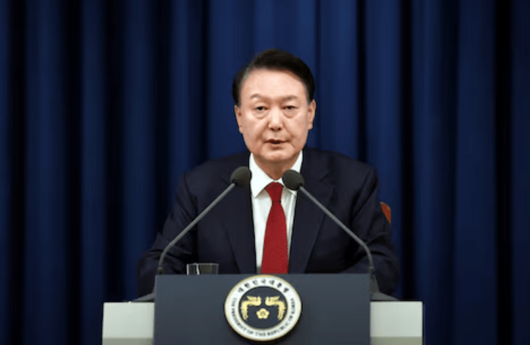O presidente sul-coreano Yoon Suk Yeol faz um discurso para declarar a lei marcial em Seul, Coreia do Sul, em 3 de dezembro de 2024
