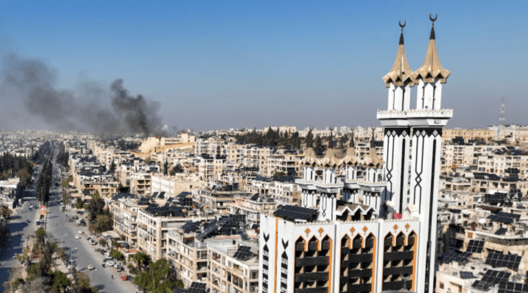 Fumaça perto de edifícios residenciais em uma foto tirada por um drone em Aleppo, Síria, 3 de dezembro de 2024
