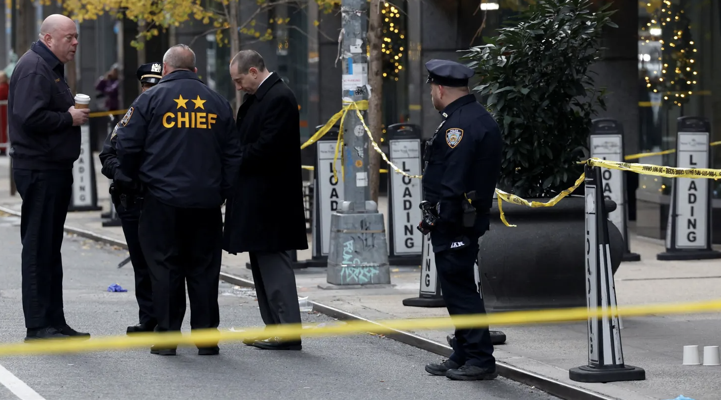 Policiais perto do local onde o CEO da United Healthcare, Brian Thompson, foi baleado e morto em Midtown Manhattan, na cidade de Nova York, EUA, em 4 de dezembro de 2024