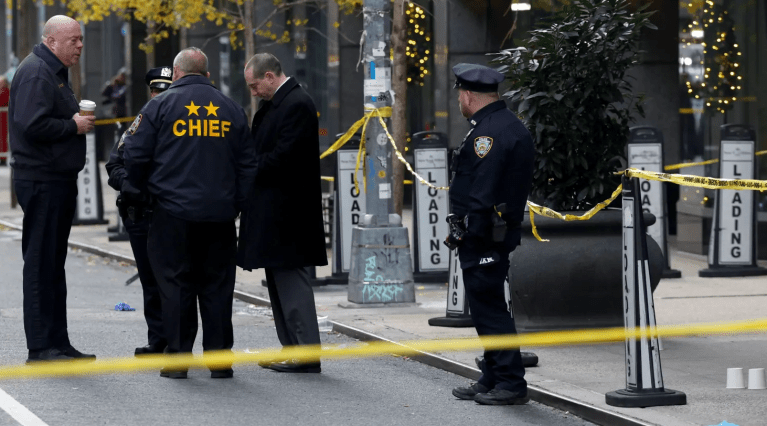 Policiais perto do local onde o CEO da United Healthcare, Brian Thompson, foi baleado e morto em Midtown Manhattan, na cidade de Nova York, EUA, em 4 de dezembro de 2024