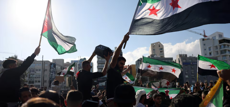 Sírios comemoram o fim do governo Bashar al-Assad em Damasco, Síria