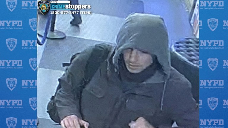 Imagem divulgada pela Polícia de Nova York mostra o indivíduo procurado em conexão com o assassinato de CEO da UnitedHealthcare
05/12/2024