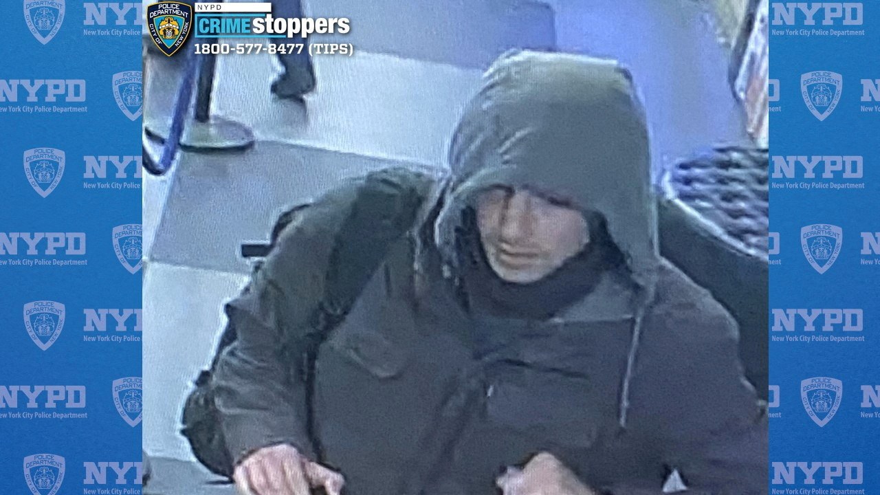Imagem divulgada pela Polícia de Nova York mostra o indivíduo procurado em conexão com o assassinato de CEO da UnitedHealthcare
05/12/2024