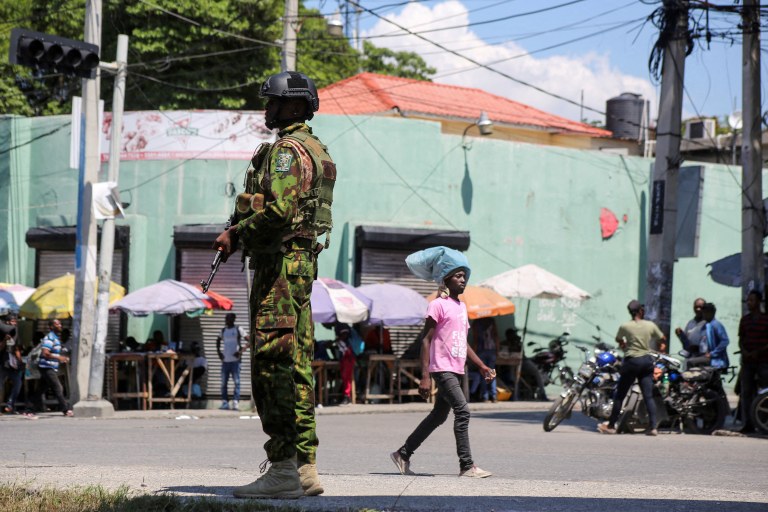 Patrulha policial queniana em Porto Príncipe, Haiti
03/10/2024
REUTERS/Jean Feguens Regala