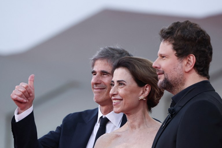 Diretor Walter Salles ao lado de Fernanda Torres e Selton Mello antes de exibição do filme "Ainda Estou Aqui" no Festival de Cinema de Veneza - 01/09/2024