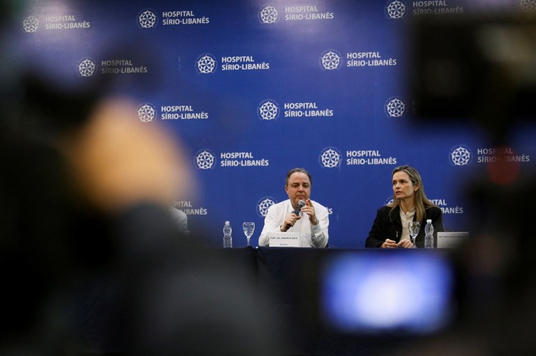 O médico Roberto Kalil, líder da equipe médica que atende o presidente Luiz Inácio Lula da Silva, fala durante entrevista coletiva, após uma cirurgia no Hospital Sírio-Libanês, em São Paulo, Brasil
12/12/2024