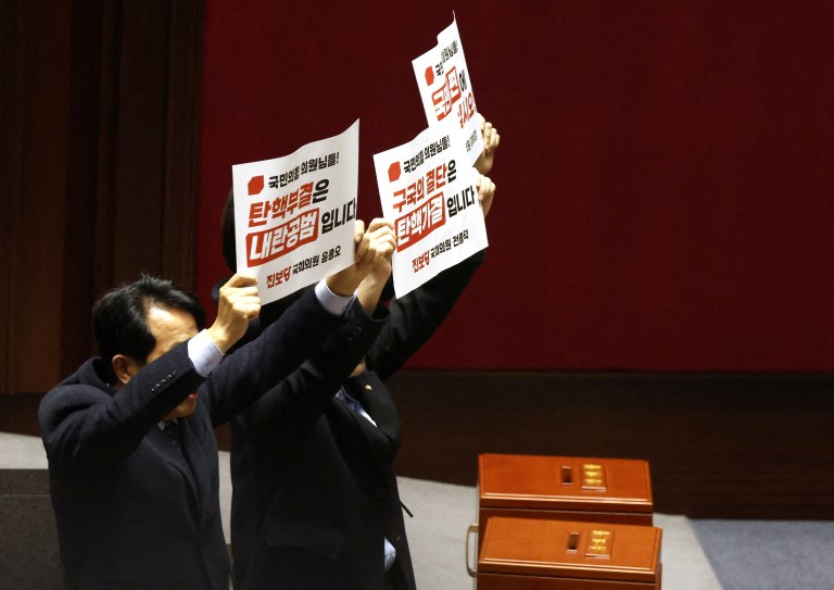Parlamentares em votação pelo impeachment do presidente sul-coreano Yoon - 7/12/2024