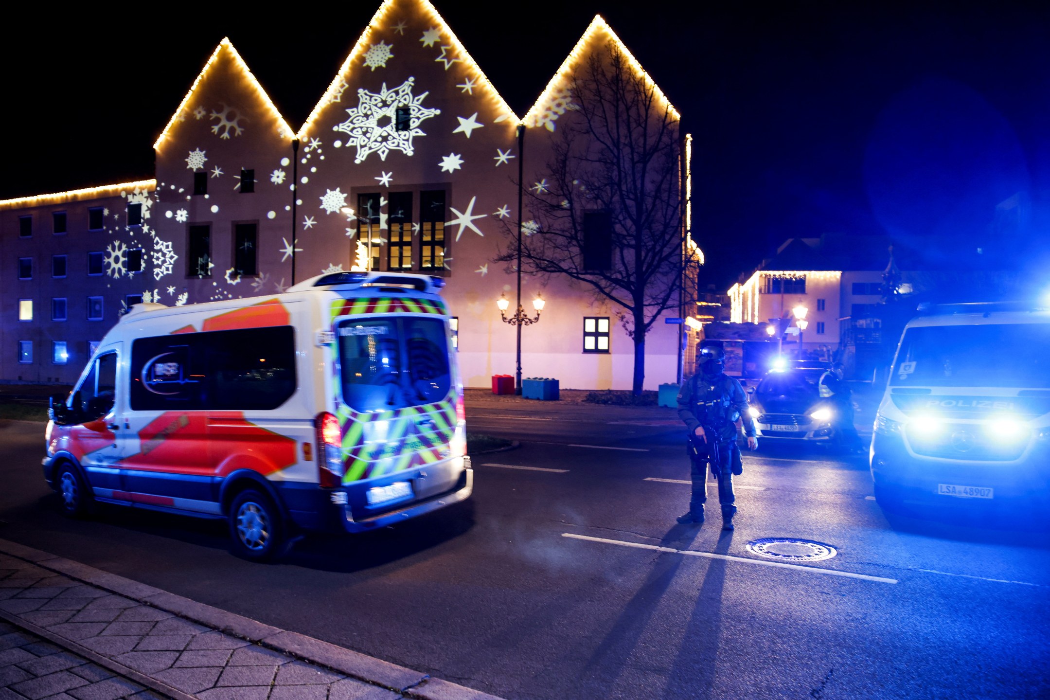 Equipes de emergência atuam após carro atingir mercado de Natal em Magdeburg
