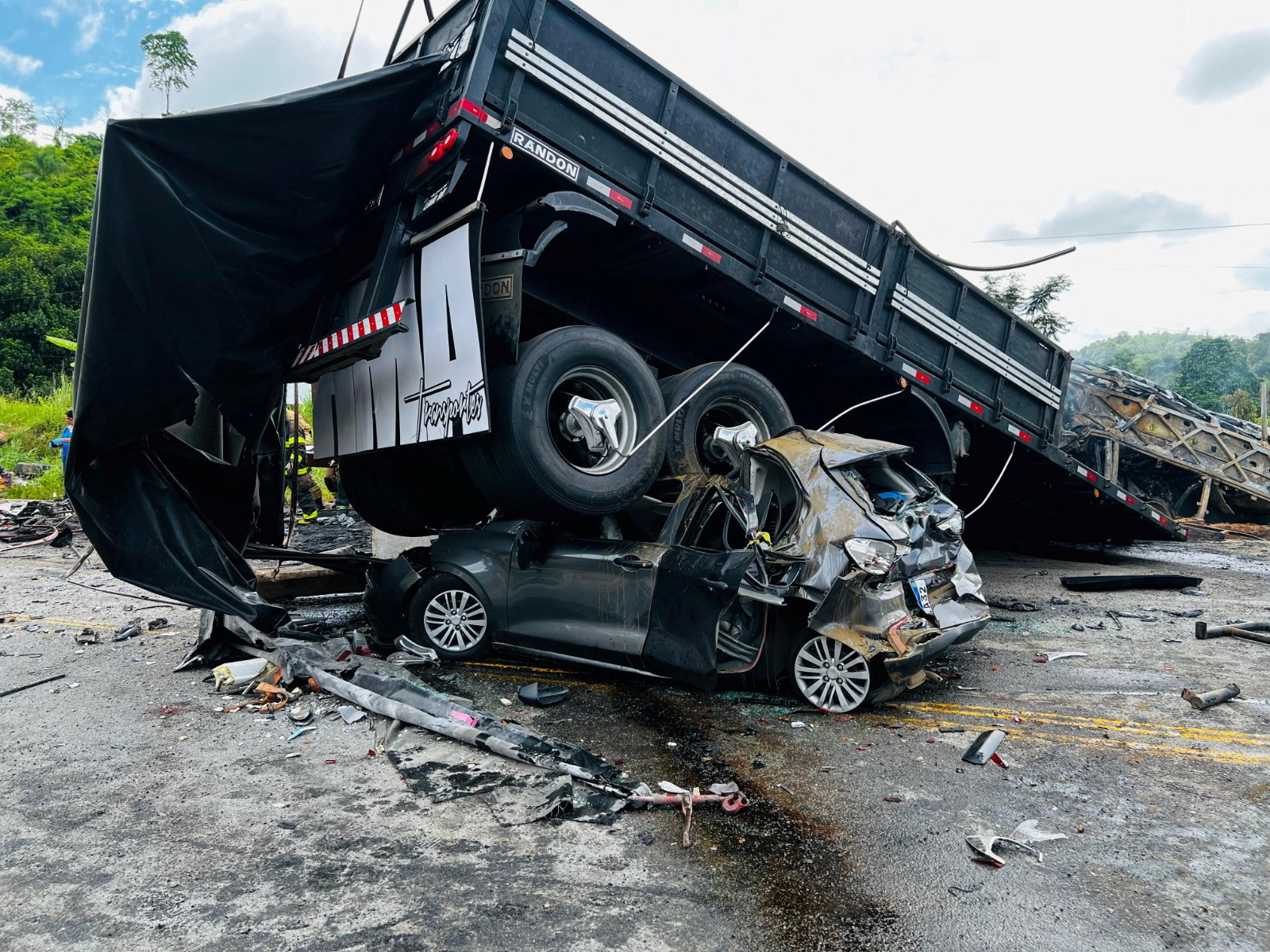 Ônibus lotado colidiu com caminhão na BR-116, perto de Teófilo Otoni, em Minas Gerais
21/12/2024