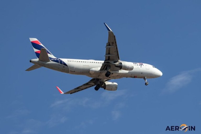 Avião da Latam faz voo em círculos e pouso de emergência em Brasília