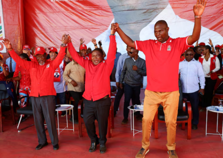 O ex-presidente Joaquim Cuissano, o presidente Filipe Nyusi e o presidente eleito Daniel Chapo