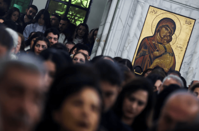 Cristãos assistem a uma missa de Natal na igreja da Senhora de Damasco, em Damasco, Síria, 24 de dezembro de 2024