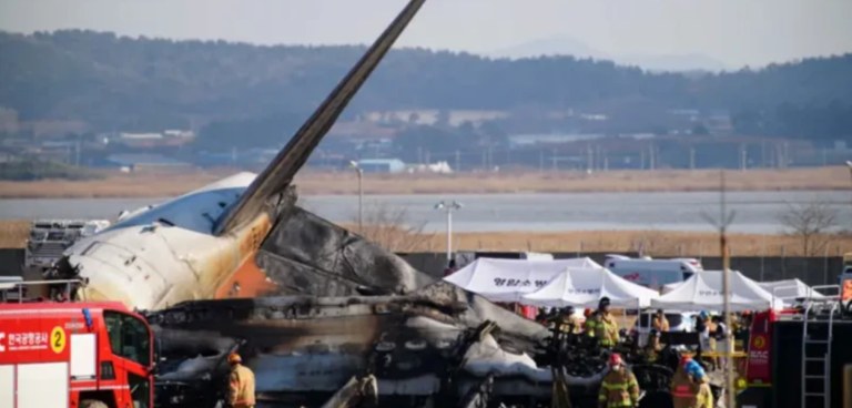 Destroços do boeing 737-800 da Jeju Air