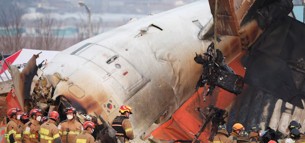 Destroços da aeronave da Jeju Air que explodiu no Aeroporto Internacional de Muan, na Coreia do Sul