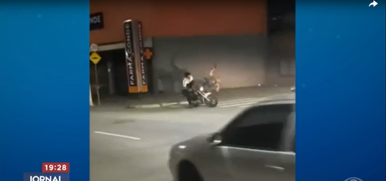 Policial militar agride motociclista