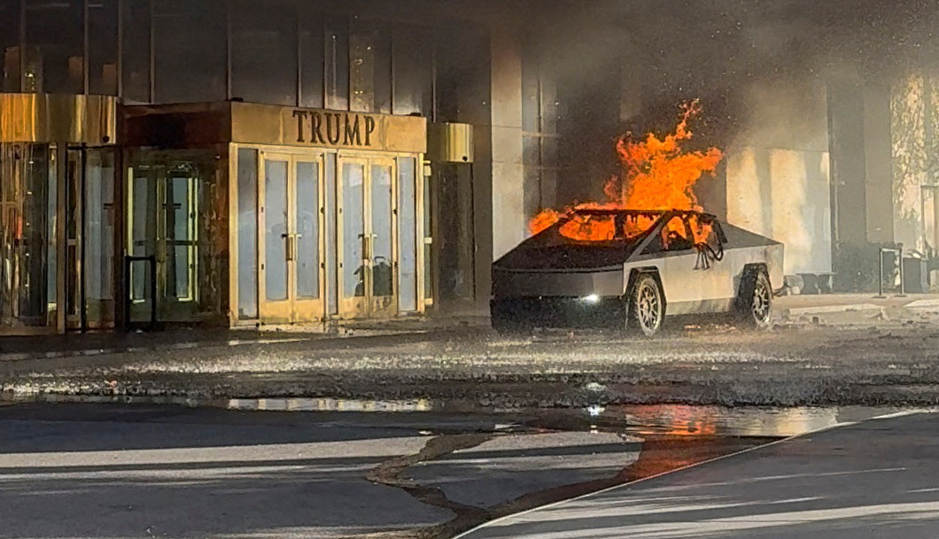 Cybertruck da Tesla em chamas em frente a Hotel Trump em Las Vegas
01/01/2025
Alcides Antunes/via REUTERS
