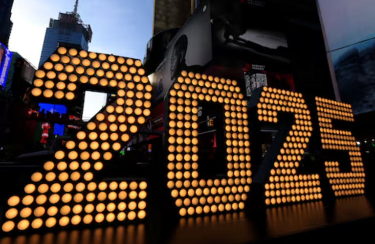 Os numerais '2025' nas celebrações da véspera de Ano Novo de 2025 da Times Square na cidade de Nova York, Nova York, EUA, em 18 de dezembro de 2024