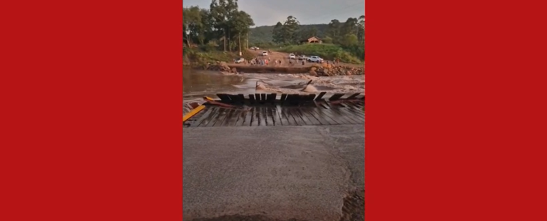 Ponte provisória inaugurada no dia 21/12 desaba sobre o Rio Caí, no RS