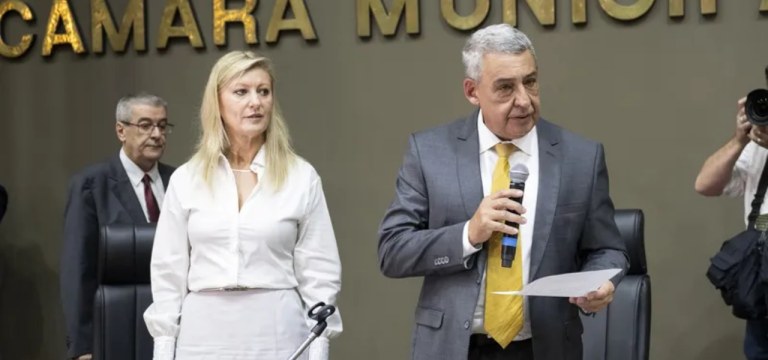 Betina Worm (PL) e Sebastião Melo (MDB) na cerimônia de posse na Câmara Municipal de Porto Alegre (RS)