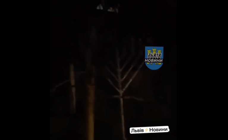 Iluminação em forma de menorá, o tradicional candelabro de sete braços da cultura hebraica, é vandalizado por neonazista ucraniano