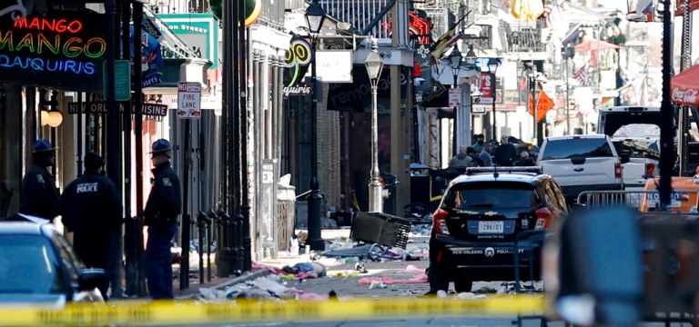 Restos de escombros são vistos na Bourbon Street depois que uma caminhonete foi lançada contra uma multidão em Nova Orleans