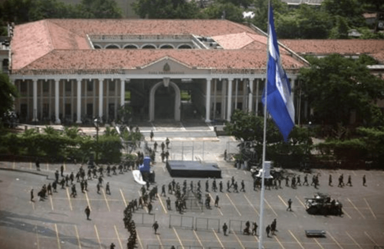 Soldados caminham em frente à residência presidencial em Tegucigalpa, 29 de junho de 2009