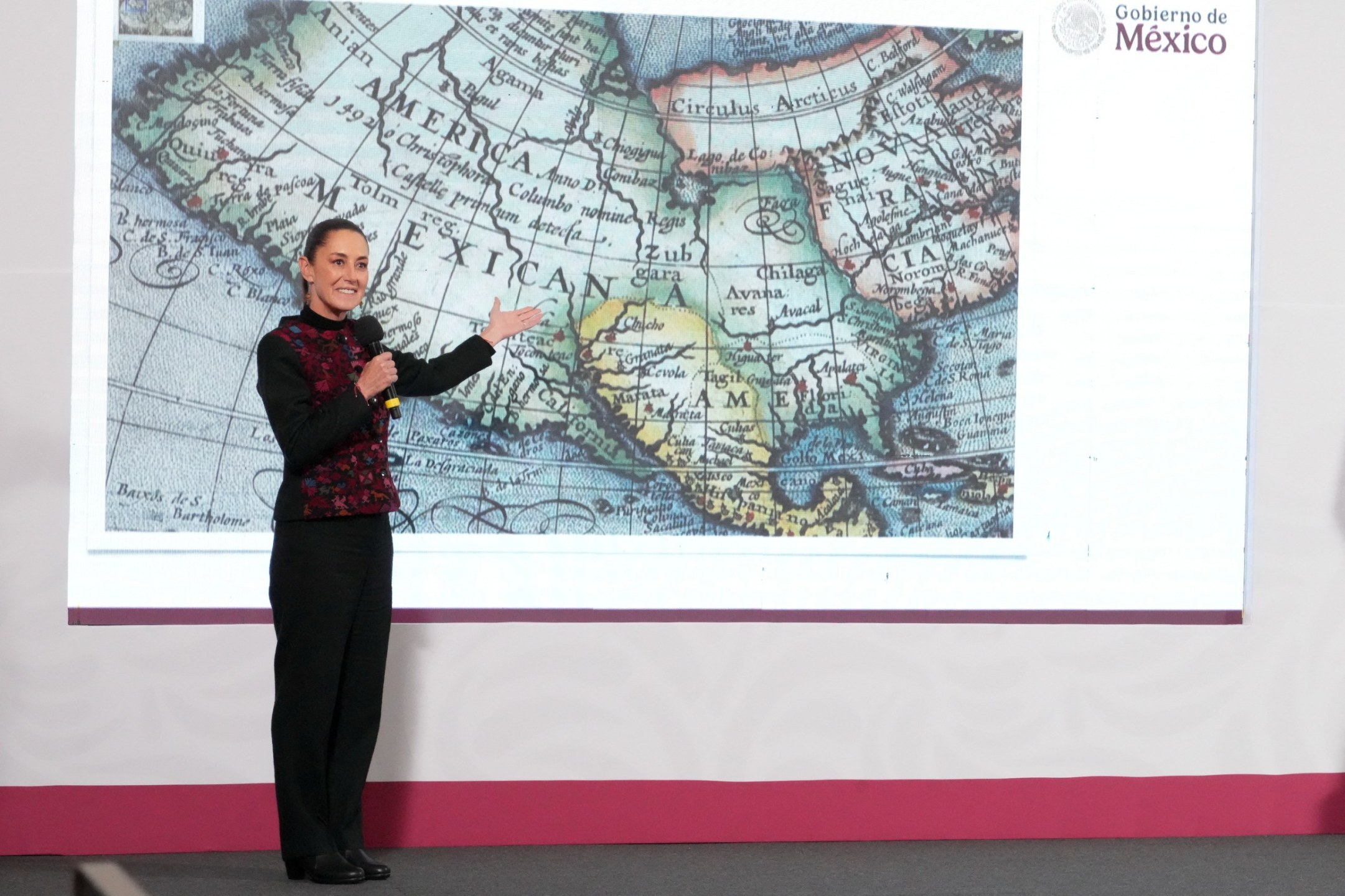 Presidente do México, Claudia Sheinbaum, aponta para mapa da "América Mexicana" - 08/01/2025