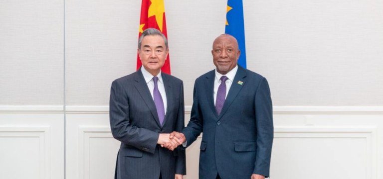 Presidente da Namíbia, Nangolo Mbumba, e o ministro das relações exteriores da China, Wang Yi