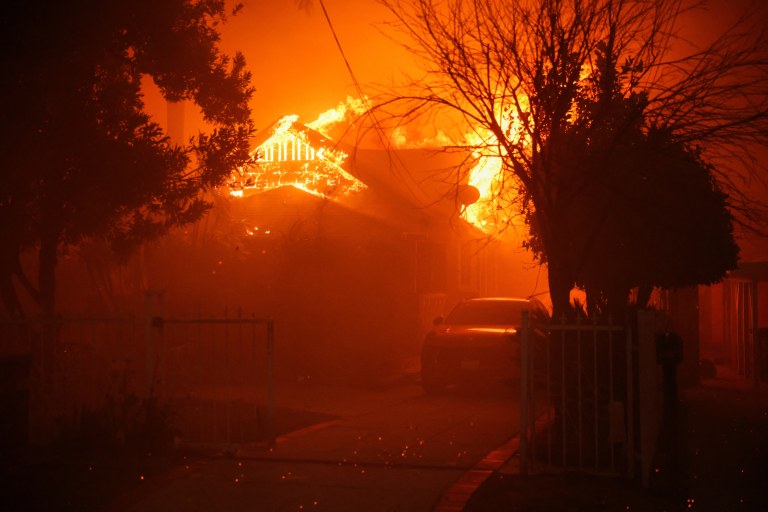 Casa queima enquanto ventos fortes alimentam incêndios florestais devastadores na área de Los Angeles e forçam as pessoas a deixar suas casas
08/01/2025
REUTERS/David Swanson
