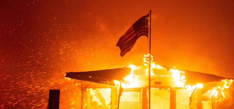Bandeira dos EUA tremula enquanto o fogo envolve casa em Los Angeles, Califórnia