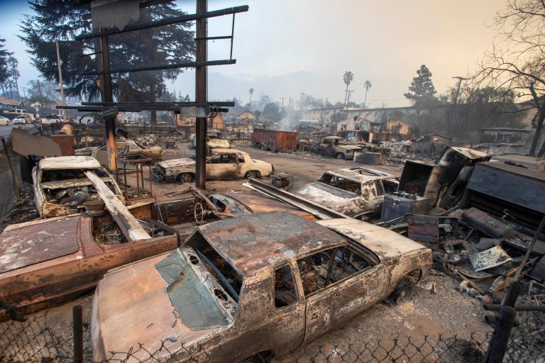 Veículos queimados são vistos conform incêndios florestais queimam na área de Los Angeles
09/01/2025