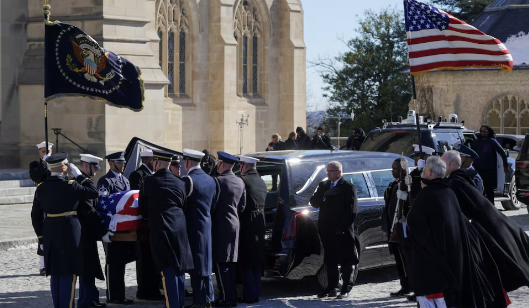 O caixão do ex-presidente dos EUA Jimmy Carter deixa a Catedral Nacional de Washington no dia do Funeral de Estado, em Washington, EUA, 9 de janeiro de 2025