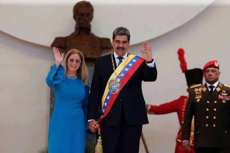 Presidente da Venezuela, Nicolás Maduro, e sua esposa, Cilia Flores, acenam no dia da posse do terceiro mandato presidencial, em Caracas 
10/01/2025