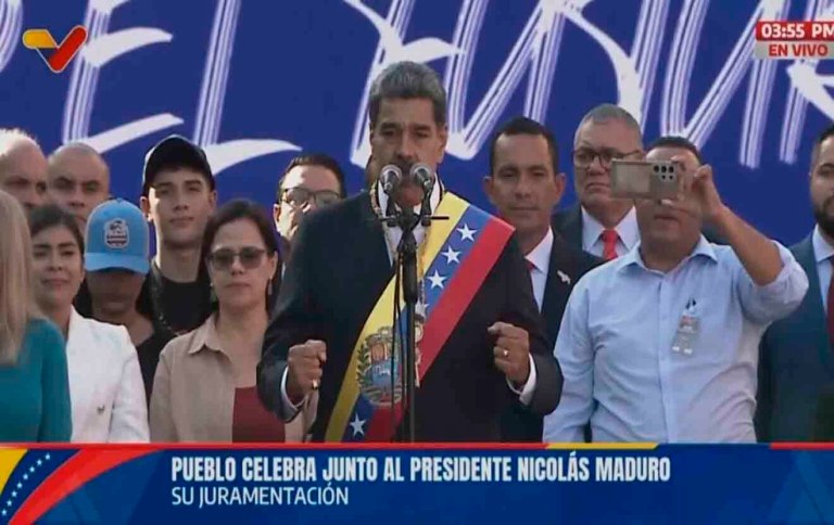Nicolás Maduro fala ao povo da sacada do Palácio Miraflores